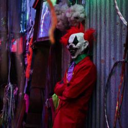 Un artista inspirado en el “Joker” se encuentra en una de las salas de atracción de casa embrujada, que cuenta con decoraciones de temática de terror para Halloween en Ambes. Philippe LOPEZ / AFP | Foto:AFP