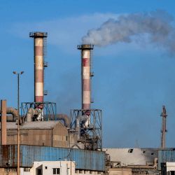 El humo se eleva desde las chimeneas de un área de la planta estatal de procesamiento de fosfato (fábrica de fertilizantes) en la ciudad sureña de Gabes. Foto de FETHI BELAID / AFP | Foto:AFP