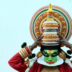 Un artista de Kathakali vestido como un personaje del épico mitológico hindú Mahabharata en la Galería Nacional de Arte Moderno en Bengaluru. Foto de MOHAMMED / AFP | Foto:AFP
