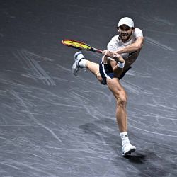 Valentin Vacherot de Mónaco realiza un revés de devolución a Felix Auger-Aliassime de Canadá durante su partido de cuartos de final individuales masculinos en el quinto día del torneo de tenis Paris. Foto de Julien de Rosa /AFP | Foto:AFP