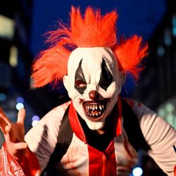Un fiestero con un disfraz de payaso aterrador posa durante una Caminata de Zombies y las celebraciones de Halloween en Essen, oeste de Alemania. Ina FASSBENDER / AFP | Foto:AFP