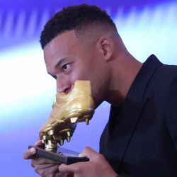 El delantero francés del Real Madrid, Kylian Mbappé, besa su trofeo tras recibir el premio Bota de Oro Europea. Foto de Oscar DEL POZO / AFP  | Foto:AFP