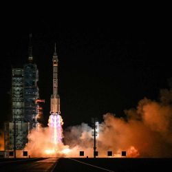 Un cohete portador Long March-2F, que transporta la nave espacial Shenzhou-21 y una tripulación de tres astronautas, despega del Centro de Lanzamiento de Satélites de Jiuquan en el desierto de Gobi. Foto de Hector Retamal /AFP | Foto:AFP