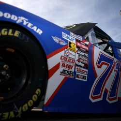 Rajah Caruth piloto del Chevrolet, entra en su camión durante la clasificación para el Campeonato de la Serie de Camionetas NASCAR. Foto de Sean Gardner/ AFP | Foto:AFP