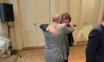 El polémico abrazo del gobernador Jaldo con Milei tras su campaña "para que no gane la derecha"