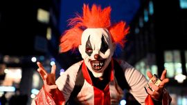 Un fiestero con un disfraz de payaso aterrador posa durante una Caminata de Zombies y las celebraciones de Halloween en Essen, oeste de Alemania. Ina FASSBENDER / AFP