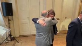 El polémico abrazo del gobernador Jaldo con Milei tras su campaña "para que no gane la derecha"