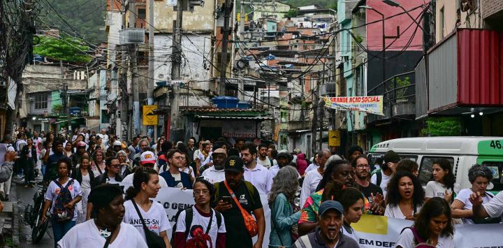 Activistas y residentes participan en una protesta en el Complejo de Penha en Río de Janeiro, Brasil. Foto de Pablo PORCIUNCULA / AFP