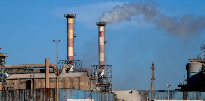 El humo se eleva desde las chimeneas de un área de la planta estatal de procesamiento de fosfato (fábrica de fertilizantes) en la ciudad sureña de Gabes. Foto de FETHI BELAID / AFP