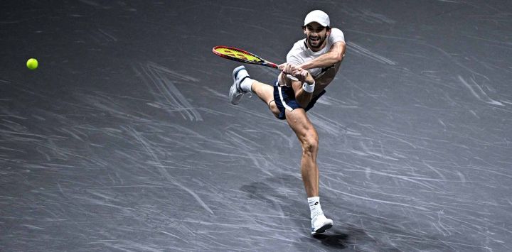 Valentin Vacherot de Mónaco realiza un revés de devolución a Felix Auger-Aliassime de Canadá durante su partido de cuartos de final individuales masculinos en el quinto día del torneo de tenis Paris. Foto de Julien de Rosa /AFP