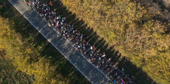 Marcha de miles de estudiantes y ciudadanos desde Belgrado hacia Novi Sad, al cumplirse el aniversario de la tragedia d la estacion de tren. Andrej ISAKOVIC / AFP