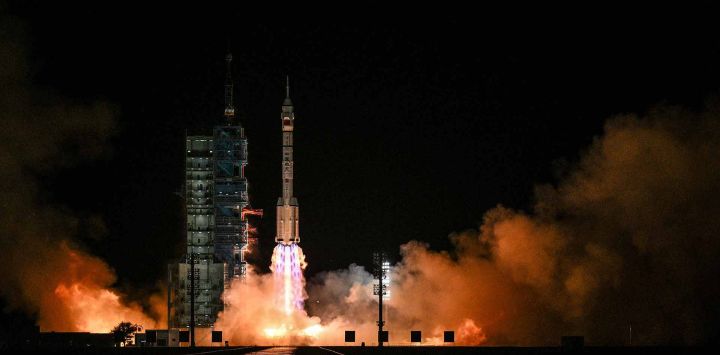 Un cohete portador Long March-2F, que transporta la nave espacial Shenzhou-21 y una tripulación de tres astronautas, despega del Centro de Lanzamiento de Satélites de Jiuquan en el desierto de Gobi. Foto de Hector Retamal /AFP