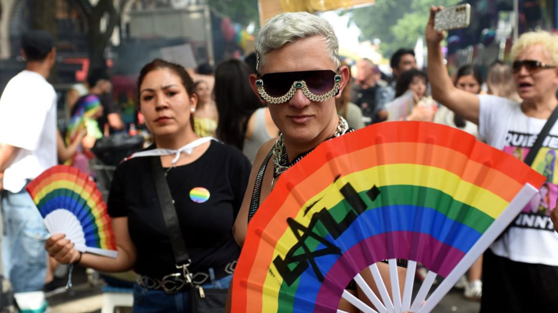 Colores, reclamos y música: así se vive la Marcha del Orgullo 2025 en ...