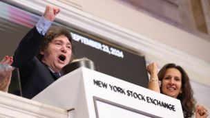 Javier Milei, presidente de Argentina, celebra después de hacer sonar la campana de apertura de la Bolsa de Valores de Nueva York durante la jornada matutina en la ciudad de Nueva York.