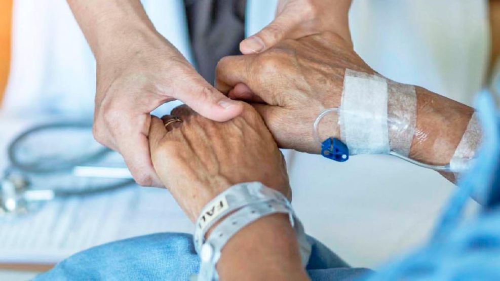 011125_tarea_cuidado_tercera_edad_medico_shutterstock_g