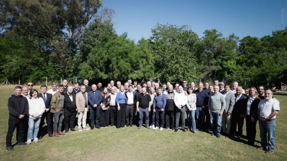 Kicillof con los intendentes 20251031