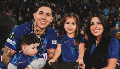 Enzo Fernández y Valentina Cervantes junto a sus hijos, Benjamín y Olivia