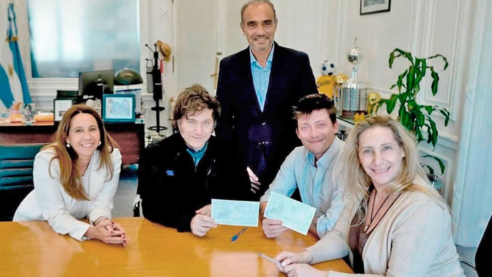 021125_pilar_ramirez_milei_lule_menem_santiago_caputo_karina_lla_g