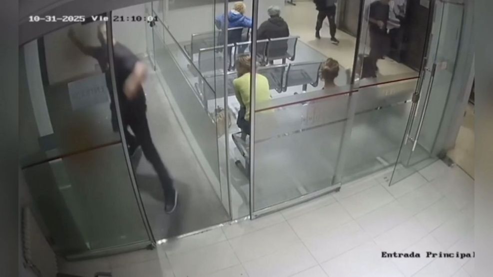 Destruyó el hall de una clínica en La Plata