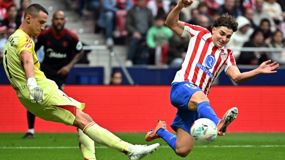 Julián Alvarez, luchando. Atlético de Madrid venció al Sevilla.