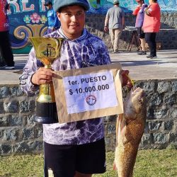 Turienzo logró en el mediodía del domingo la captura de una corvina que duplicó en peso las que se venían extrayendo. En la zona del honguito, un pesquero muy visitado por los lugareños, el experimentado pescador pescó ese ejemplar que se tentó a un encarne de chipirón y langostino. (Foto: Omar Calafate). 