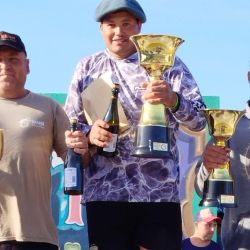 Turienzo logró en el mediodía del domingo la captura de una corvina que duplicó en peso las que se venían extrayendo. En la zona del honguito, un pesquero muy visitado por los lugareños, el experimentado pescador pescó ese ejemplar que se tentó a un encarne de chipirón y langostino. (Foto: Omar Calafate). 