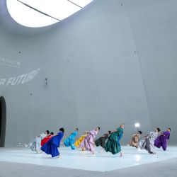 Bailarines realizan una presentación en la Plaza Cultural de la Bahía de Shenzhen, en Shenzhen, en la provincia de Guangdong, en el sur de China. | Foto:Xinhua/Liang Xu