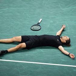 El alemán Alexander Zverev celebra su victoria contra el ruso Daniil Medvedev al final de su partido de cuartos de final individual masculino en el quinto día del torneo de tenis ATP Masters 1000 de París en el Paris La Défense Arena en Nanterre, en las afueras de París. | Foto:DIMITAR DILKOFF / AFP