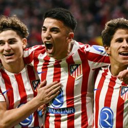 El centrocampista argentino del Atlético de Madrid, Thiago Almada, celebra el segundo gol de su equipo junto a los delanteros argentinos del Atlético de Madrid, Julián Álvarez y Giuliano Simeone, durante el partido de Liga entre el Club Atlético de Madrid y el Sevilla FC en el Estadio Metropolitano de Madrid. | Foto:JAVIER SORIANO / AFP