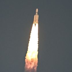 El cohete LVM3-M5 de la Organización de Investigación Espacial de la India (ISRO), que transportaba el satélite de comunicaciones CMS-03, despegó del Centro Espacial Satish Dhawan en Sriharikota, una isla frente a la costa del estado de Andhra Pradesh. | Foto:R. Satish Babu / AFP