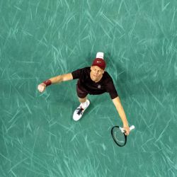 El italiano Jannik Sinner celebra su victoria contra el canadiense Felix Auger-Aliassime al final de la final individual masculina del séptimo día del torneo de tenis ATP Masters 1000 de París, disputado en el Paris La Défense Arena de Nanterre, en las afueras de París, Francia. | Foto:Sebastien Dupuy / AFP