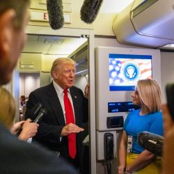 El presidente estadounidense Donald Trump se dirige a la prensa a bordo del Air Force One rumbo a la Base Conjunta Andrews en Maryland, tras partir de West Palm Beach, Florida. | Foto:Roberto Schmidt / AFP