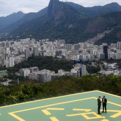 El príncipe Guillermo de Gran Bretaña, príncipe de Gales (izq.), conversa con el alcalde de Río de Janeiro, Eduardo Paes, durante el evento “Bienvenido a Brasil” en el Pan de Azúcar de Río de Janeiro. El príncipe Guillermo visita Brasil para la entrega de los premios Earthshot y posteriormente asistirá a la cumbre climática COP30 de la ONU en representación del rey Carlos. | Foto:Daniel Ramalho / AFP