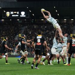 El segunda línea británico Jonathan Hill (arriba), del Racing 92, salta para atrapar la pelotan en un saque de banda durante el partido de rugby Top 14 francés entre el Stade Rochelais (La Rochelle) y el Racing 92 en el estadio Marcel-Deflandre de La Rochelle, oeste de Francia. | Foto:XAVIER LEOTY / AFP