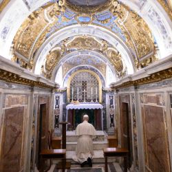 Esta fotografía, distribuida por Vatican Media, muestra al Papa León XIV arrodillado en oración durante su visita a las Tumbas de los Papas en las Grutas Vaticanas. | Foto:Simone Risoluti / VATICAN MEDIA / AFP