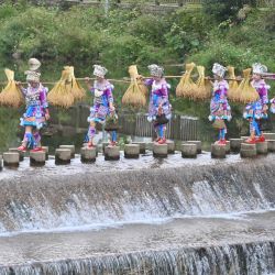 Imagen de aldeanas festejando la cosecha en un río, en la aldea de Peixiu del municipio de Antai, en la región autónoma de la etnia zhuang de Guangxi, en el sur de China. En Guangxi, muchas aldeas se encuentran enclavadas entre montañas y bordeadas por ríos. | Foto:Xinhua/Huang Xiaobang