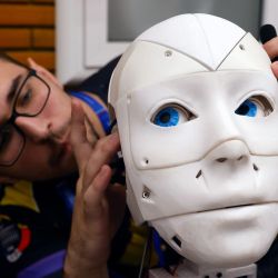 Imagen de participante manipulando la cabeza de su robot humanoide durante la 4 edición del Robofest, un festival tecnológico, en la Universidad Politécnica de Bucarest, en Bucarest, Rumanía. | Foto:Xinhua/Cristian Cristel