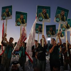 Iraquíes muestran pancartas de su candidato durante un mitin de campaña de la Coalición de la Fundación Iraquí previo a las elecciones parlamentarias del país, en Bagdad. Las elecciones parlamentarias en Irak están programadas para el 11 de noviembre de 2025. | Foto:AHMAD AL-RUBAYE / AFP