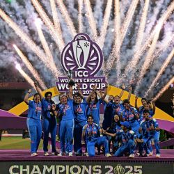 Las jugadoras de la selección india celebran con el trofeo tras ganar la final del Mundial Femenino de Cricket ICC 2025 (ODI) contra Sudáfrica en el estadio DY Patil de Navi Mumbai. | Foto:PUNIT PARANJPE / AFP