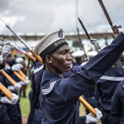 Miembros de la Armada de Tanzania marchan en formación durante un ensayo para la toma de posesión del presidente electo de Zanzíbar, Hussein Ali Mwinyi, del partido gobernante Chama Cha Mapinduzi (Partido Revolucionario). | Foto:MARCO LONGARI / AFP