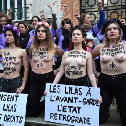 Miembros del grupo activista feminista FEMEN, con el torso desnudo, sostienen pancartas con las leyendas «Aquí yacen Les Lilas y nuestros derechos» y «Les Lilas a la vanguardia, el Estado retrocede» durante una manifestación contra el cierre de la maternidad de Les Lilas, en Les Lilas, suburbio al noreste de París, Francia. | Foto:Bertrand Guay / AFP