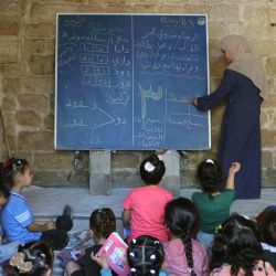 Niños palestinos asisten a clase en la histórica escuela "Al-Kamaliya al-Othmanya" en el casco antiguo de Gaza, como parte de una iniciativa de voluntariado organizada por maestros desplazados. La agencia de la ONU para los refugiados palestinos (UNRWA) anunció esta semana que, tras el inicio del alto el fuego en Gaza, reabriría algunas escuelas en el territorio, con el regreso gradual de los niños a las aulas. | Foto:OMAR AL-QATTAA / AFP