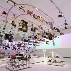 Personas visitan una exposición en la Plaza Cultural de la Bahía de Shenzhen, en Shenzhen, en la provincia de Guangdong, en el sur de China. | Foto:Xinhua/Liang Xu)