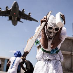 Una mujer reacciona durante el Fet Gede, la tradicional celebración haitiana del Día de los Muertos, en el cementerio de Puerto Príncipe, Haití. El Fet Gede es la celebración anual en la que los practicantes del vudú desfilan y creen estar poseídos por los espíritus de los difuntos. | Foto:Clarens Siffroy / AFP