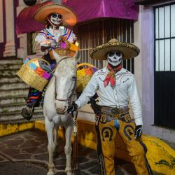 Una pareja vestida como La Catrina y El Catrín posa en la calle durante la celebración del Día de Muertos en Naolinco de Victoria, estado de Veracruz, México. | Foto:Antonio Martínez / AFP