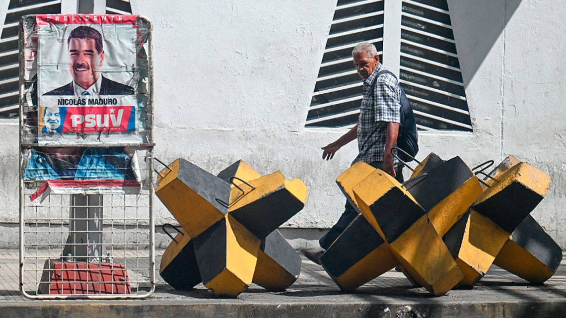 A poster of Nicolás Maduro and an anti-tank barricade in Caracas, on October 28, 2025.