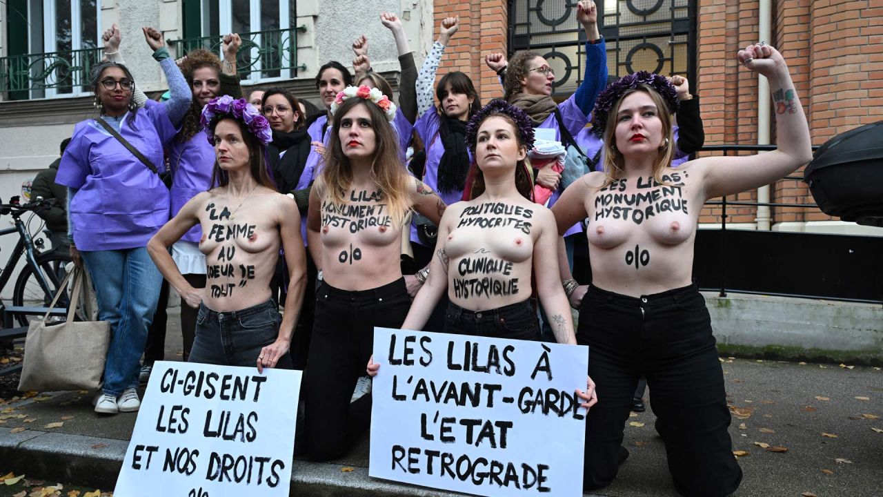 Miembros del grupo activista feminista FEMEN, con el torso desnudo, sostienen pancartas con las leyendas «Aquí yacen Les Lilas y nuestros derechos» y «Les Lilas a la vanguardia, el Estado retrocede» durante una manifestación contra el cierre de la maternidad de Les Lilas, en Les Lilas, suburbio al noreste de París, Francia. | Foto:Bertrand Guay / AFP