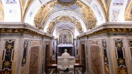 Esta fotografía, distribuida por Vatican Media, muestra al Papa León XIV arrodillado en oración durante su visita a las Tumbas de los Papas en las Grutas Vaticanas.