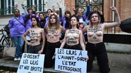 Miembros del grupo activista feminista FEMEN, con el torso desnudo, sostienen pancartas con las leyendas «Aquí yacen Les Lilas y nuestros derechos» y «Les Lilas a la vanguardia, el Estado retrocede» durante una manifestación contra el cierre de la maternidad de Les Lilas, en Les Lilas, suburbio al noreste de París, Francia.