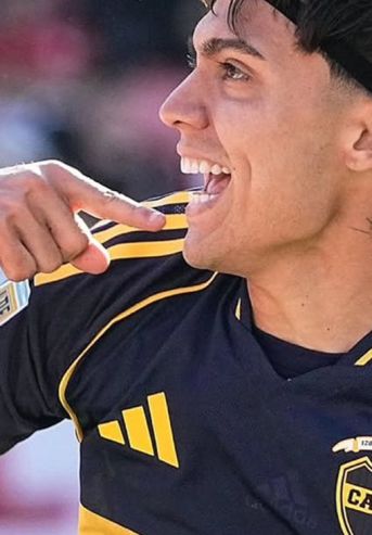 Exequiel Zeballos jugando para Boca Juniors